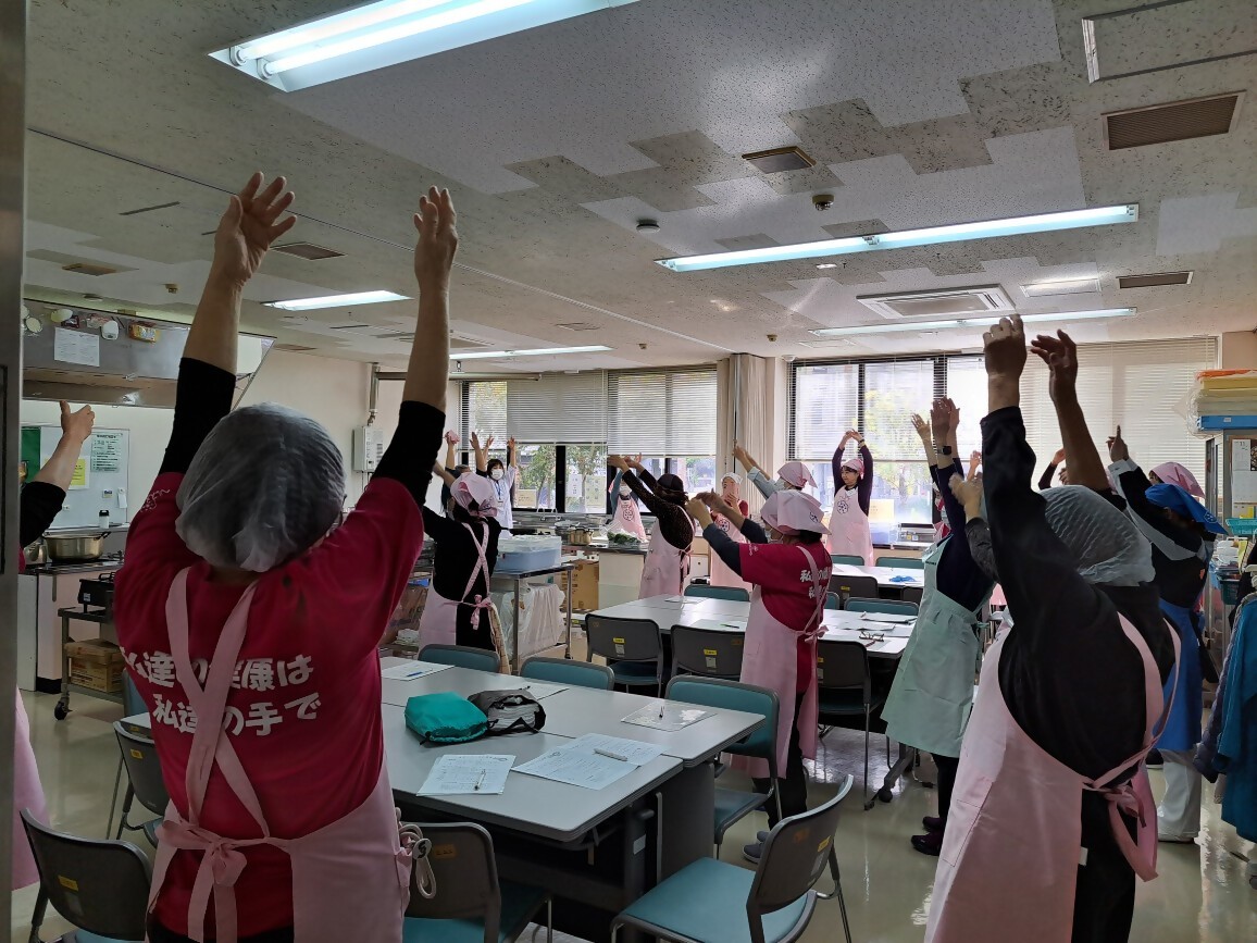 調理実習前のラジオ体操の様子の写真