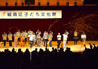 中高生スタッフがクラッカーをしている様子