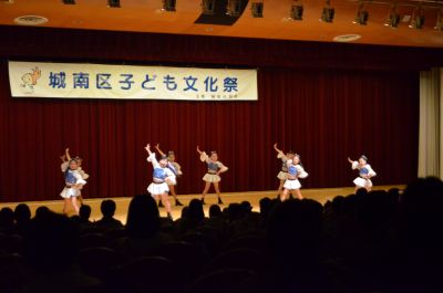 七隈校区あゆみダンスセレクションがダンスをおどっている様子