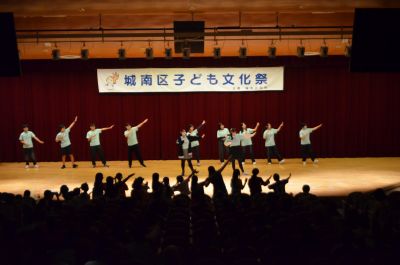 中高生スタッフがまじで感謝のダンスをおどっている様子