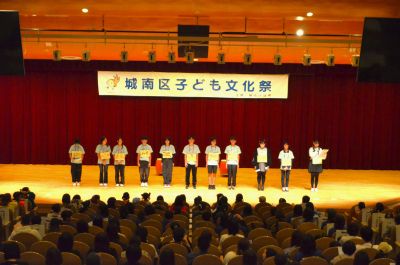 中高生スタッフがスタッフ紹介をしている様子