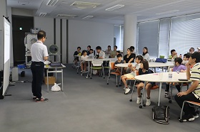 講師が参加者の皆さんに自己紹介をしている様子