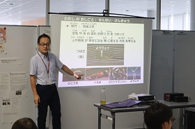 講師が参加者へ空気砲の仕組みについて説明している様子