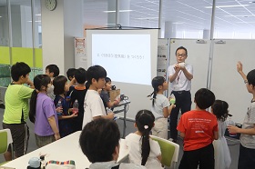 講師が手作りの空気砲を使って実演している様子
