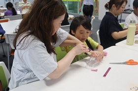親子で空気砲づくりに取り組んでいる様子