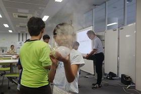 作成した空気砲で楽しそうに遊ぶ参加者の様子