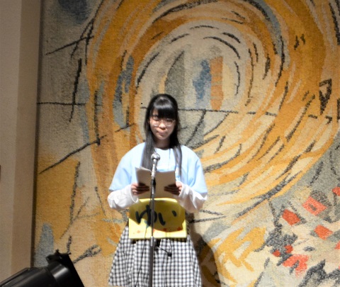 開会式司会：中高生スタッフ副代表の松山由依さん