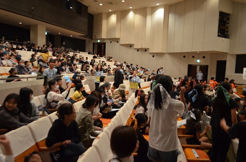 一緒にダンスを楽しむ会場の子ども達