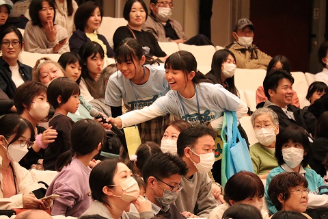 クイズに答える会場の子ども達