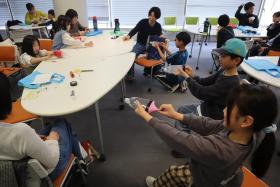 参加者が制作した空気砲で的当てをしている様子