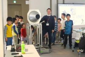 講師が自作の空気砲を発射する様子