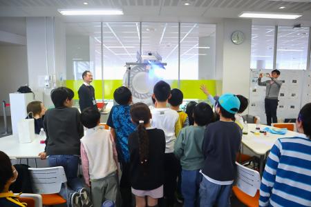 講師が持参した映像付き空気砲に子どもたちが集まる様子