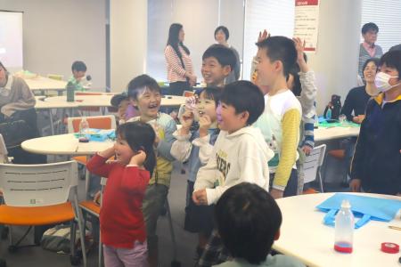 参加者が空気砲を受けて楽しむ様子