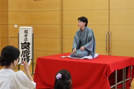 身振り手振りを交えながら落語を披露する学生