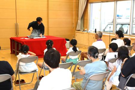 学生の落語に笑顔を見せる参加者