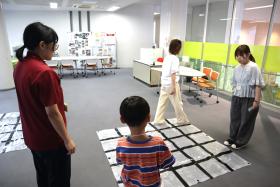 子どもが考えたプログラムを保護者が実践する様子