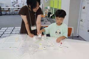 親子で試行錯誤しながらプログラミングを行う様子