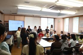 学生と参加者が自己紹介を行う様子
