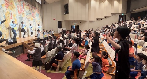 一緒にダンスを楽しむ会場の子ども達