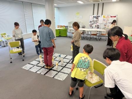 参加者同士で対戦ゲームを楽しむ様子
