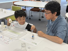親子で試行錯誤しながらプログラミングを行う様子