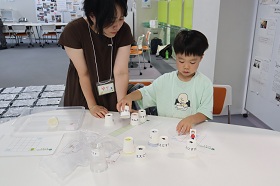 親子で試行錯誤しながらプログラミングを行う様子