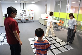 子どもが考えたプログラムを保護者が実践する様子