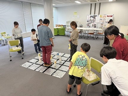 参加者同士で対戦ゲームを楽しむ様子