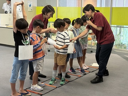 参加者全員でソート（並べ替え）に挑戦する様子