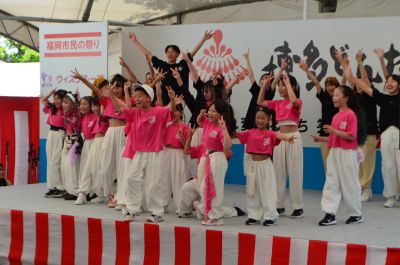 令和7年度どんたく城南区演舞台で子どもたちがダンスをしている様子
