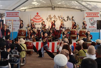 令和7年度どんたく城南区演舞台で太鼓を演奏している様子
