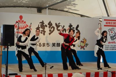 令和7年度どんたく城南区演舞台でタップダンスをしている様子