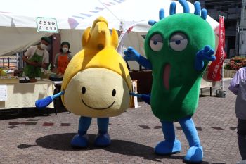 にっこりんわるもんがさくねんの演舞台をたのしんでいるようす