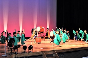 （昨年の様子）和太鼓を披露する子どもたち