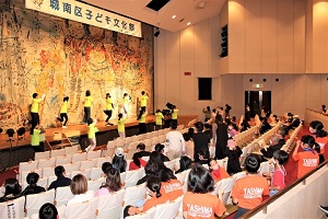 （昨年の様子）幕間でダンスをする子どもたち