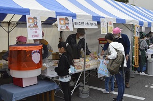 グルメ＆販売コーナー（正門横芝生広場）２