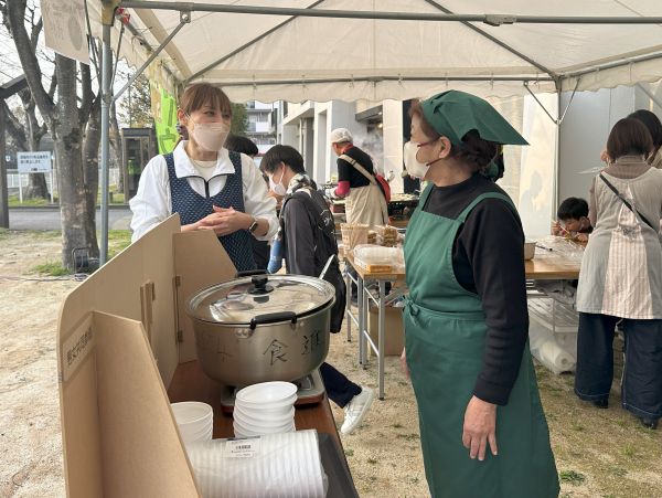 祭りの準備中に地域の方と話す区長