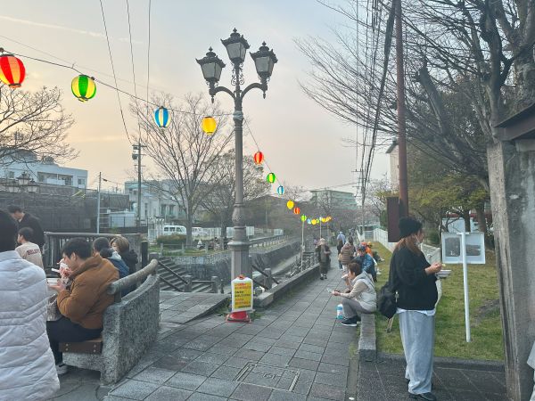 川沿いではたくさんの人が飲食を楽しんでいました