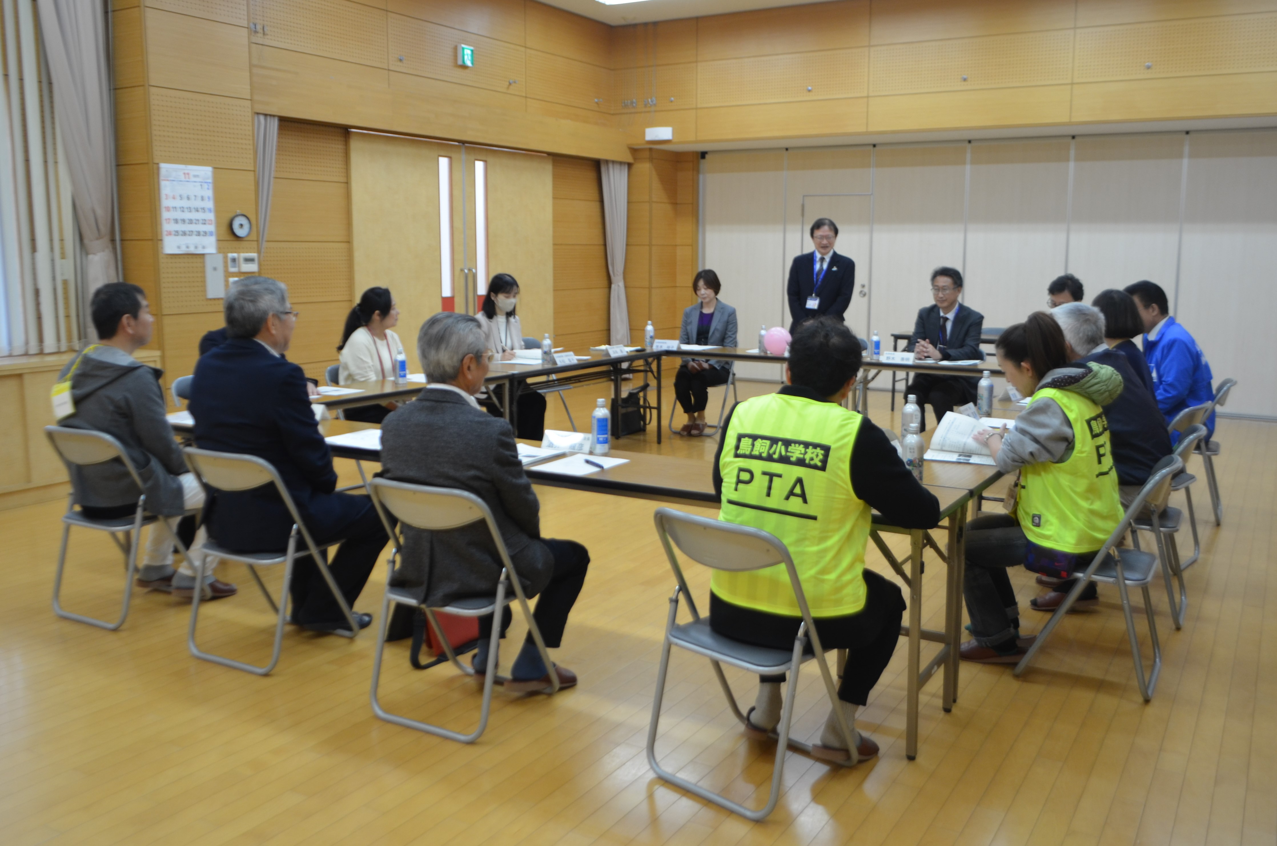 懇談会で区長が挨拶している様子