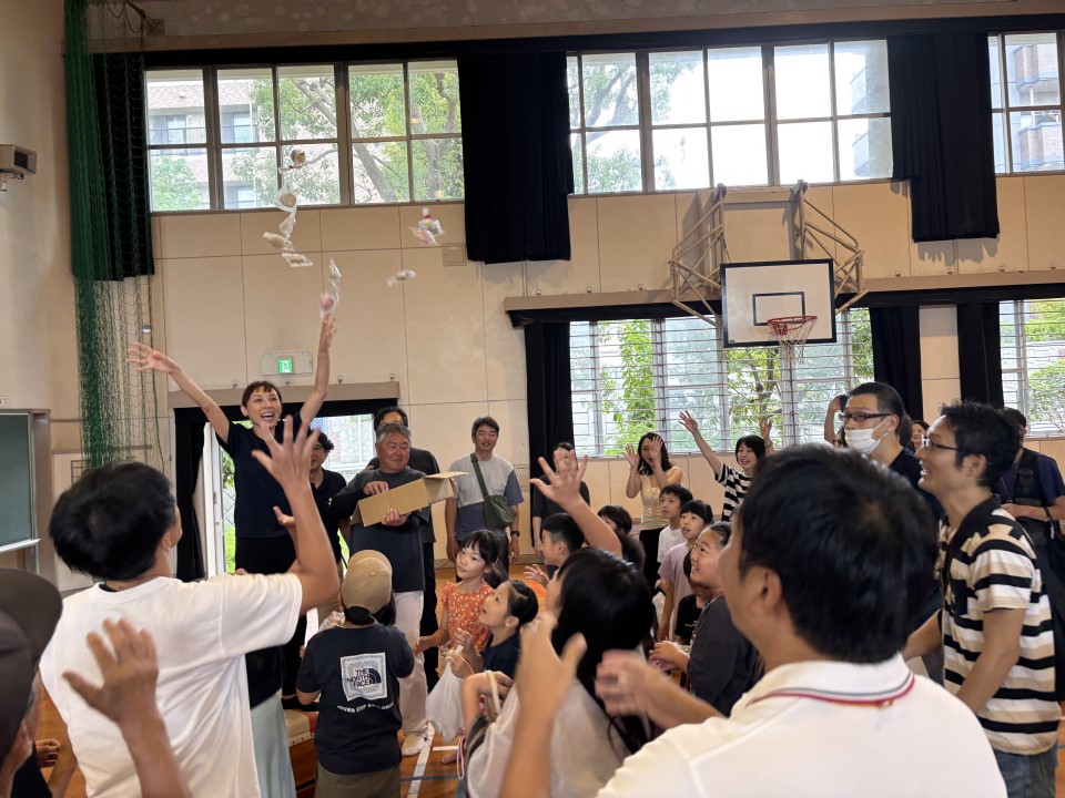 餅まきをする区長