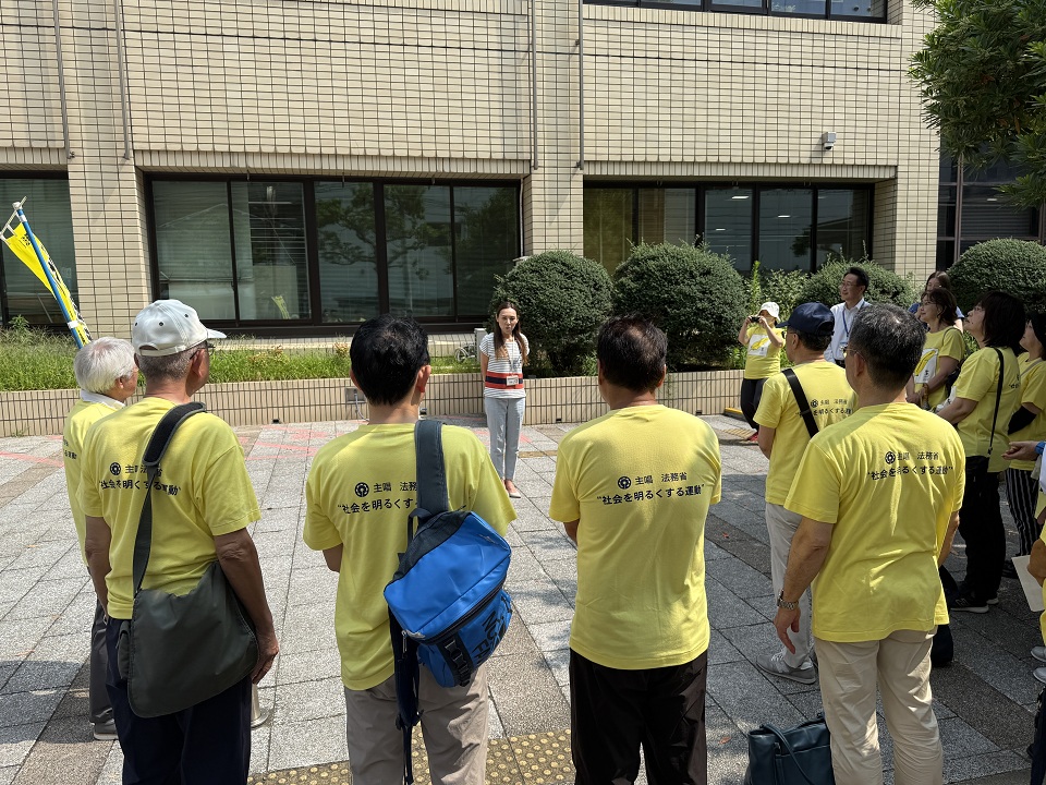 社会を明るくする運動懸垂幕掲示セレモニー区長あいさつの様子