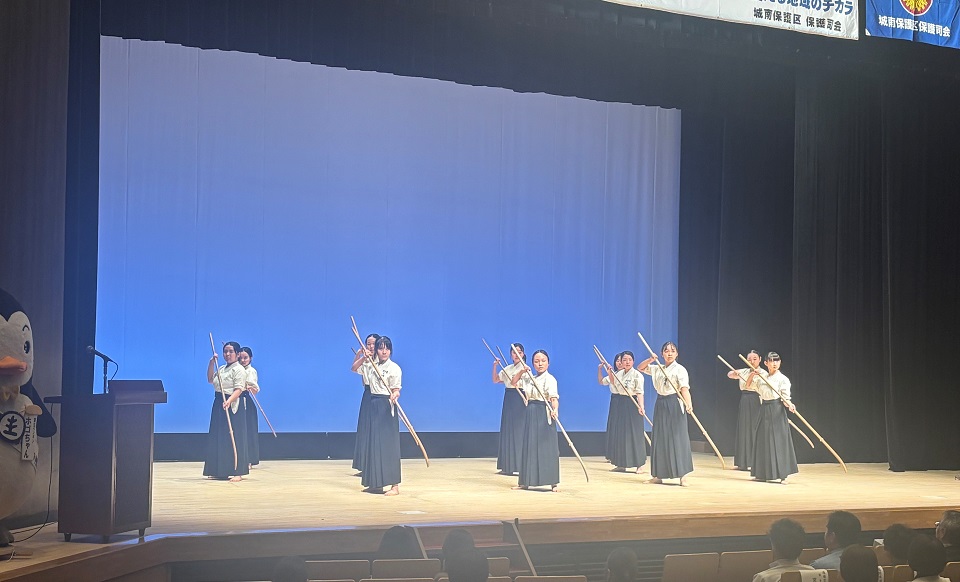 中村学園女子中学校・高等学校なぎなた部が演技している様子