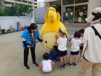 ニッコりんと園児のふれあう様子