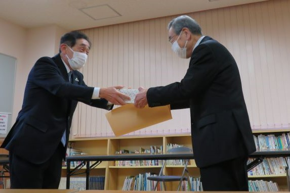 贈呈式の様子1