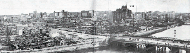 戦災により焦土化した中心部の画像