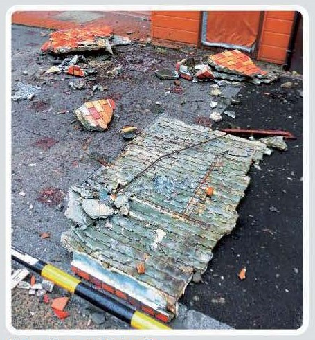 路上へ落下した外壁の写真