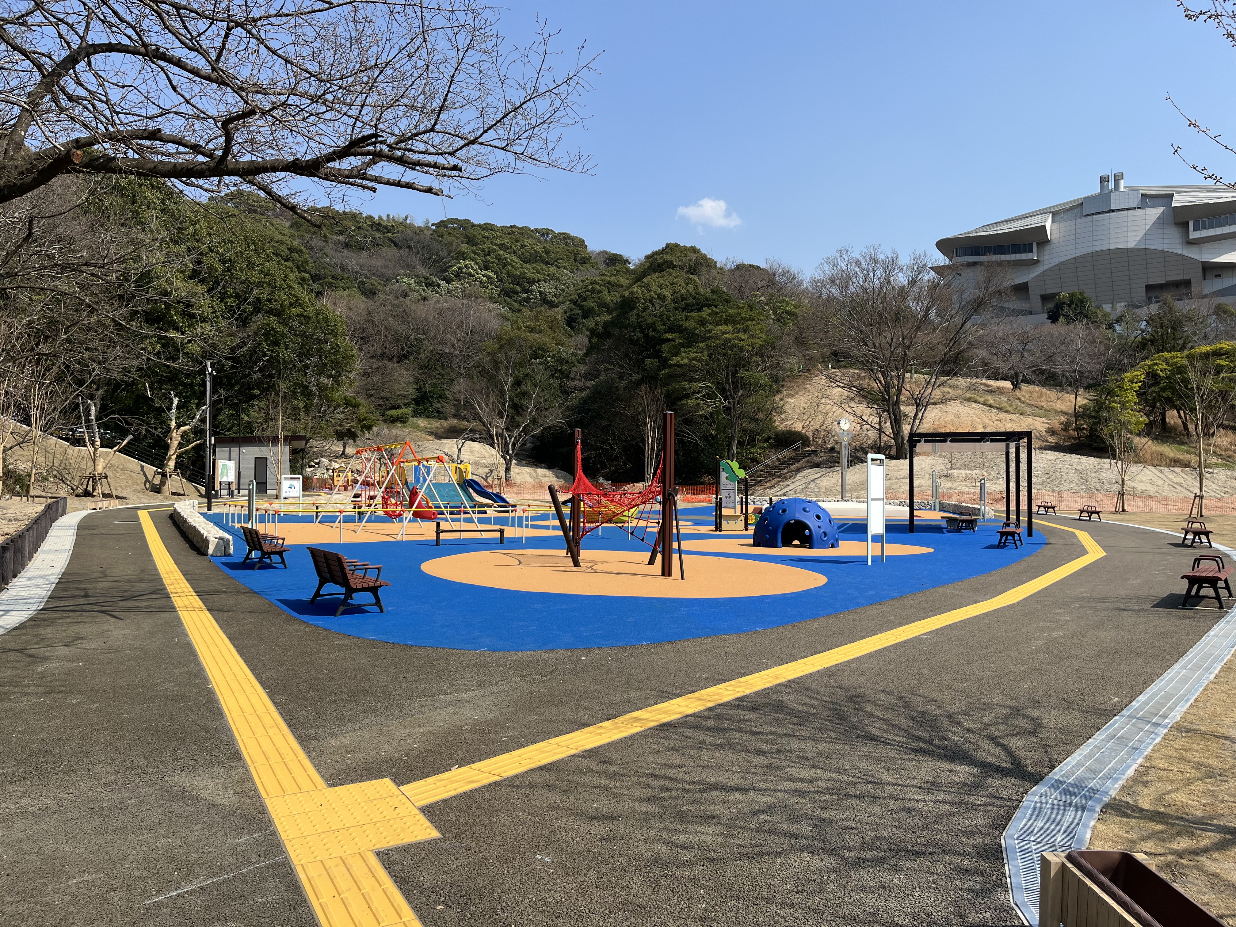 ユニバーサルデザイン遊具が揃えられた遊具広場