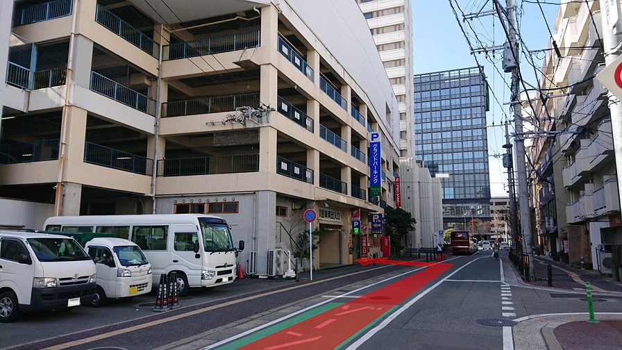 春吉公民館前を左折すると、グランドパーキングの入口が見えます。