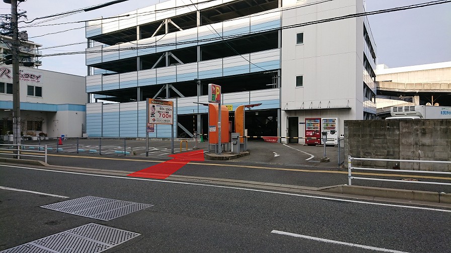 浜の町公園前交差点から北に約230m先の駐車場入口から入庫します。