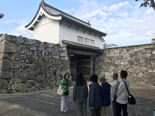 観光ボランティアによる史跡のガイド